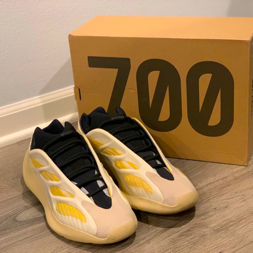 Yeezy 700 v3 Safflower sz 11
